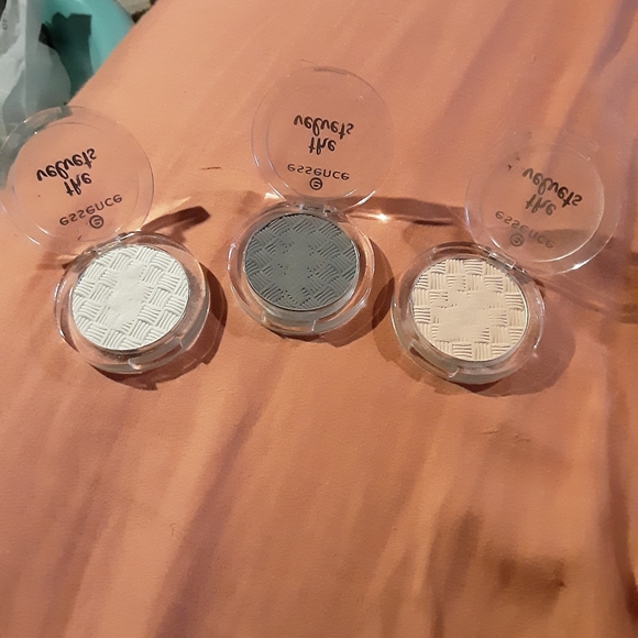 Essence the velvets - Picture 2 of 6